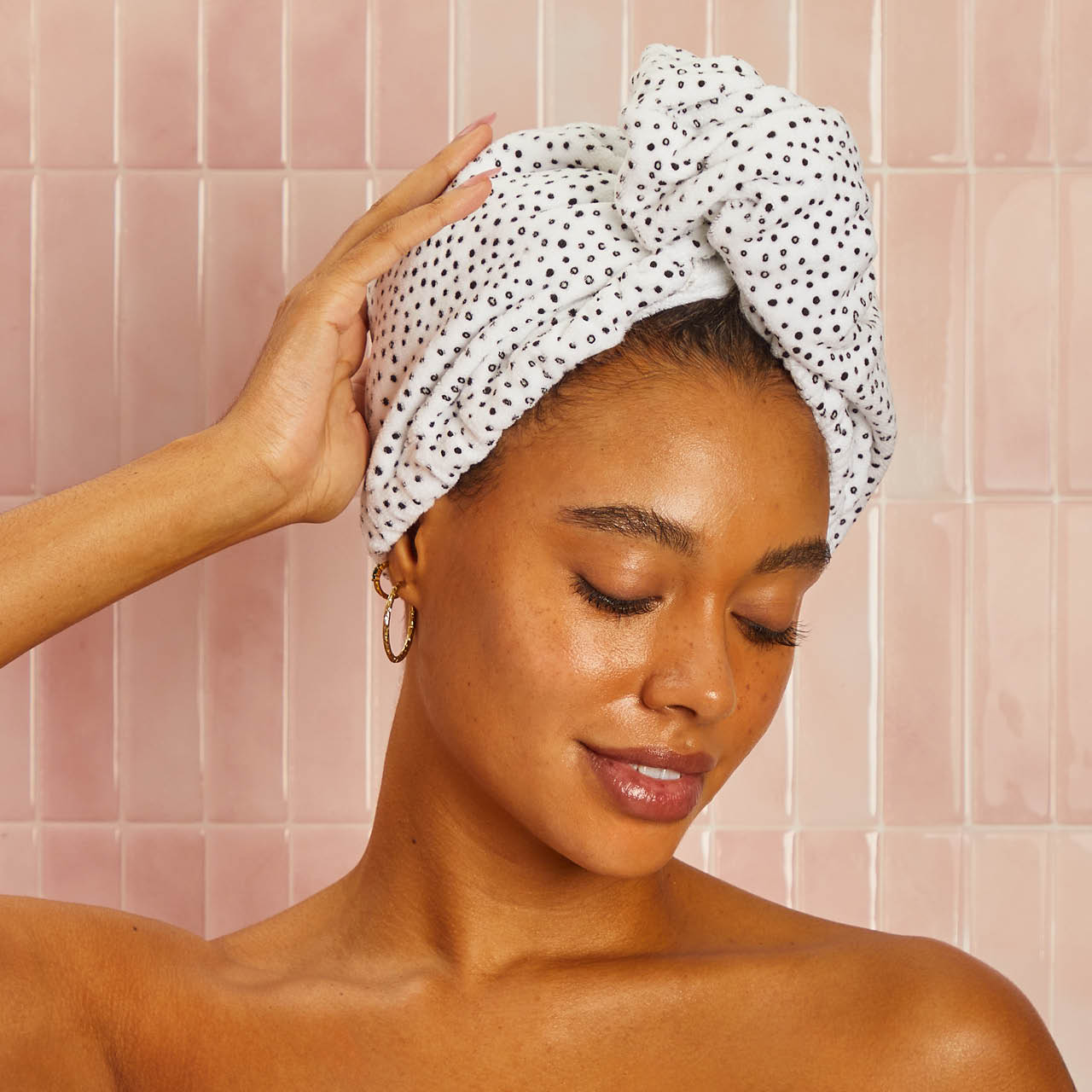 4938-Microfiber-HairTowel-Model-Cleanse-Microdot-5-1280x1280px.jpg