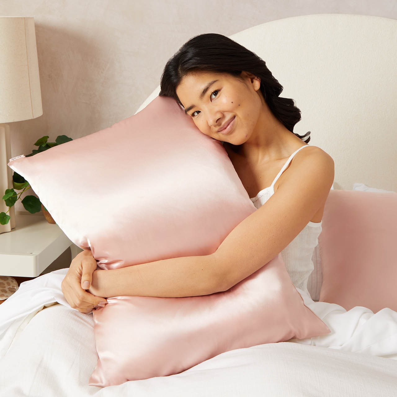4969-StandardSatinPillowcase-Model-Sleep-Blush-2-1280x1280px_1.jpg