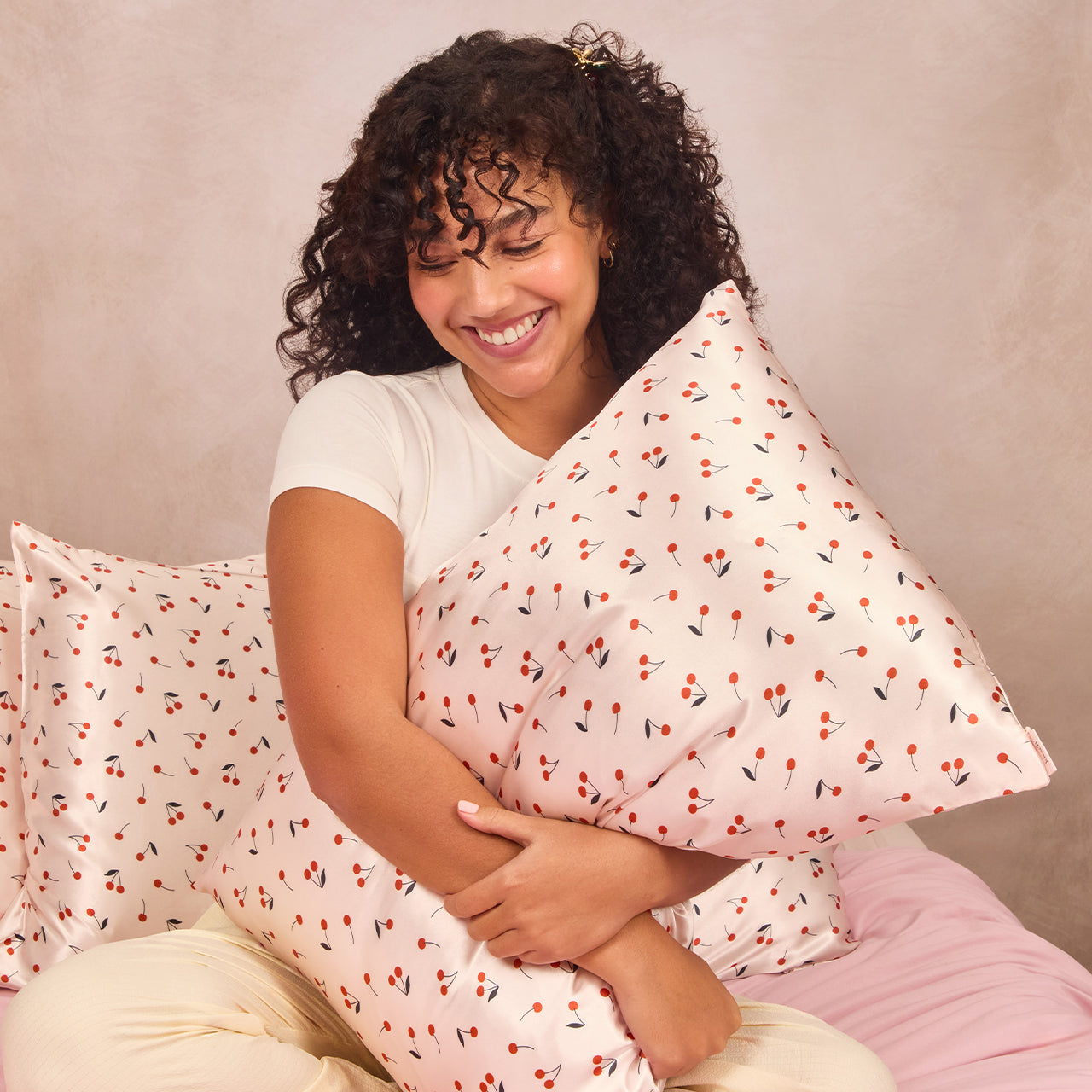 500386-501024-SatinPillowcase-SeasonalCollection-CherryPrint-Model-6-1280x1280px_0abcf473-a051-44ff-b8ab-10130319a32f.jpg