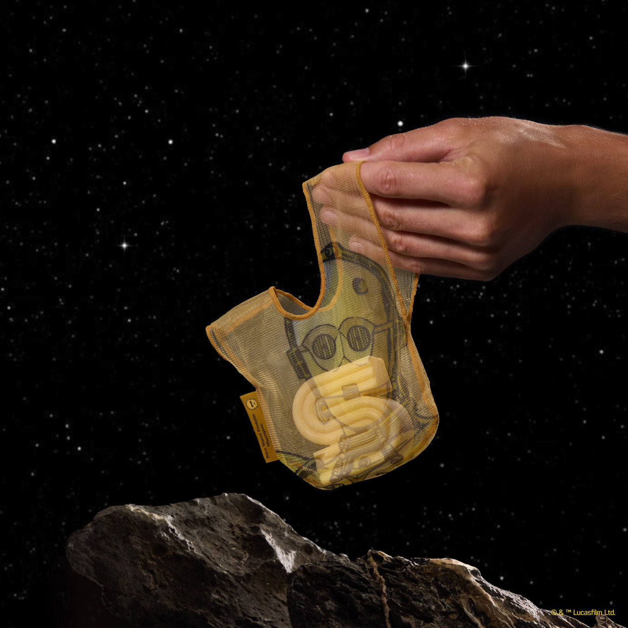 504544-StarWarsxKitsch-CreativeProductShoot-ShampooBarSaverBag-C-3PO-2-1280x1280px_e32e43df-a289-4311-97b5-99c7ff2973bf.jpg