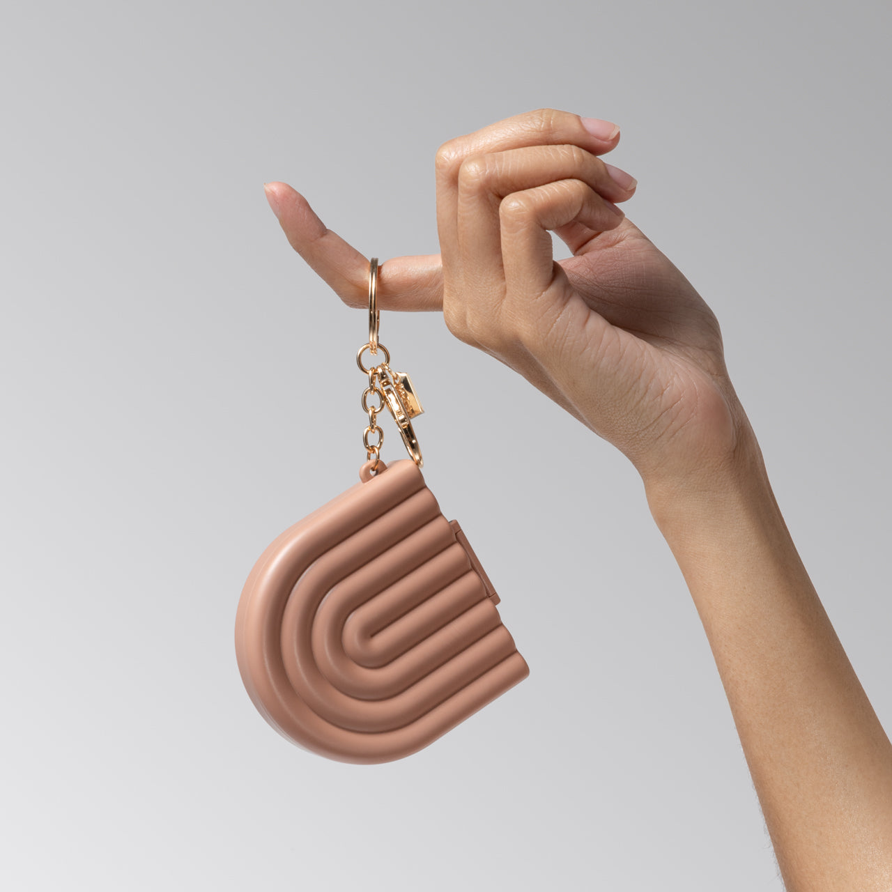 507583-CompactMirrorKeychain-Terracotta-model-1-1280x1280px-1.jpg