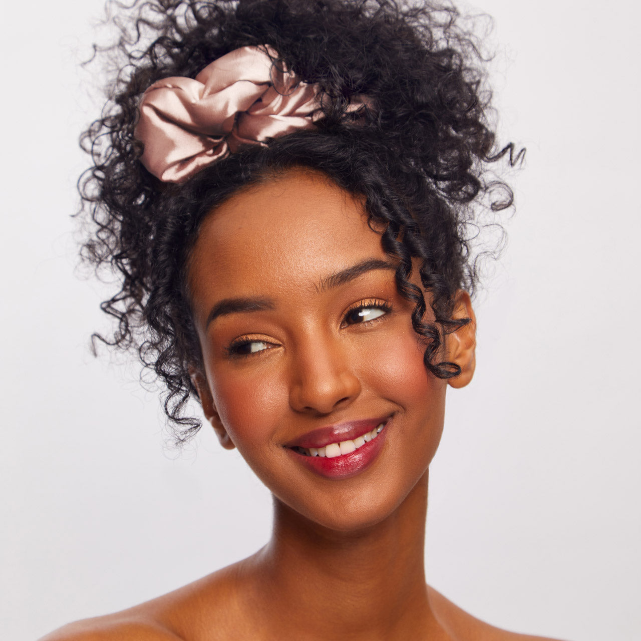 507743-PillowScrunchies-Satin-4pc-Set-Sleep-Blush-Model-1280x1280px.jpg