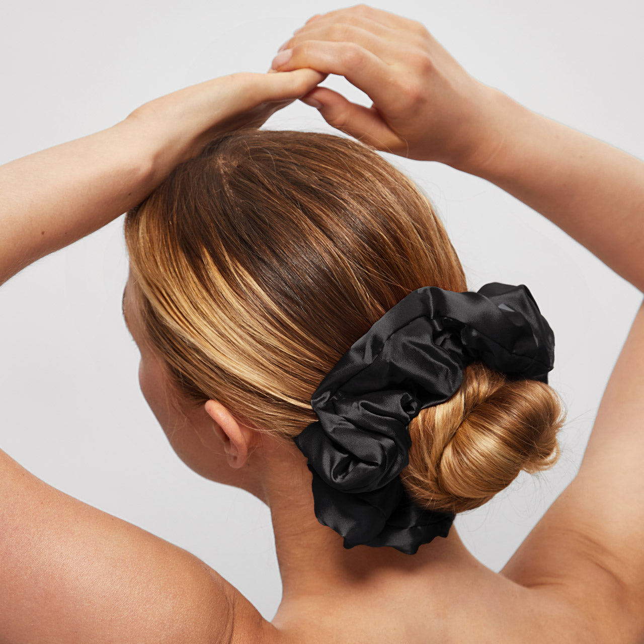 507750-PillowScrunchies-Satin-4pc-Set-Sleep-Black-Model-1280x1280px.jpg