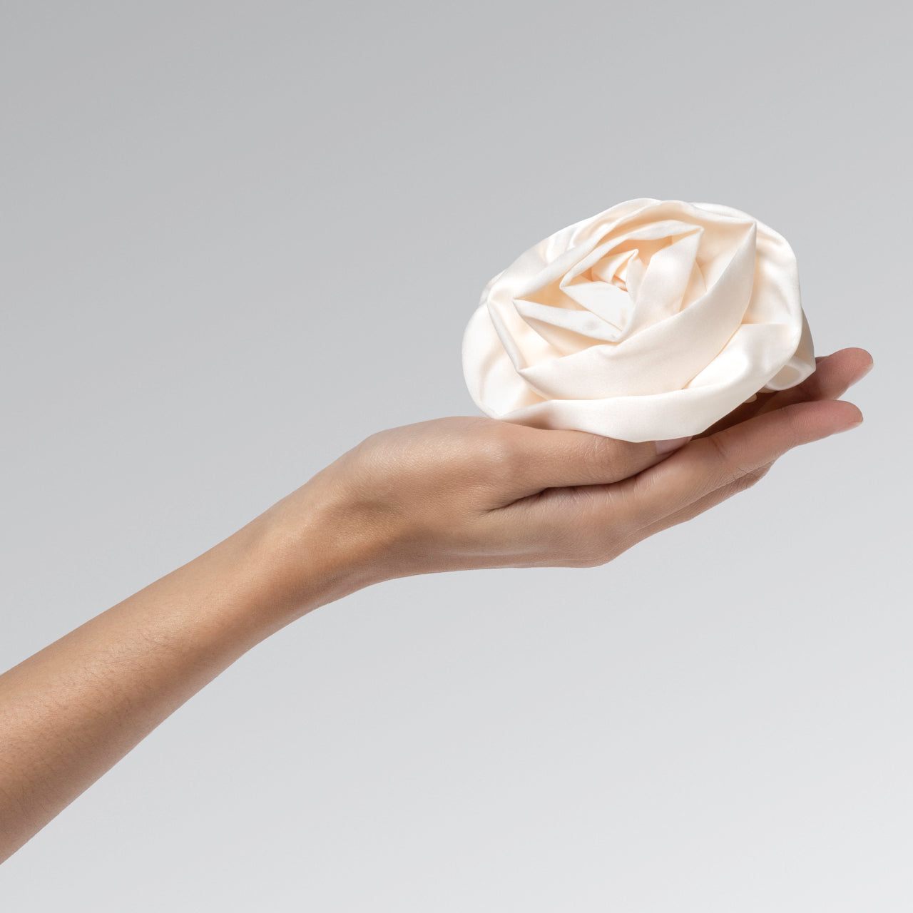 508597-SatinRosetteMediumFlatCloudClip-TrendHairAccesories-Cream-Model-1280x1280px.jpg