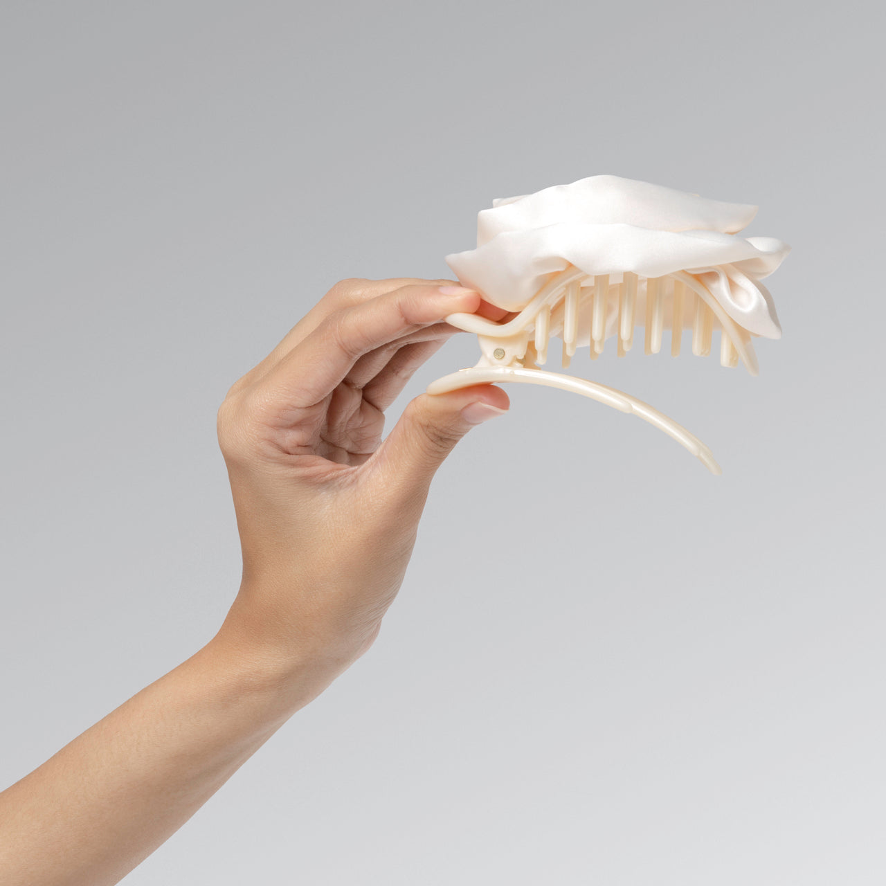 508597-SatinRosetteMediumFlatCloudClip-TrendHairAccesories-Cream-Model-2-1280x1280px.jpg