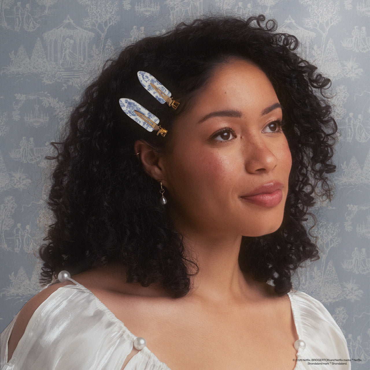 508900-BridgertonxKitsch-RecycledPlasticCreaselessClips-Set-4pc-ToileInBloom-Model-5-1280x1280px-1.jpg