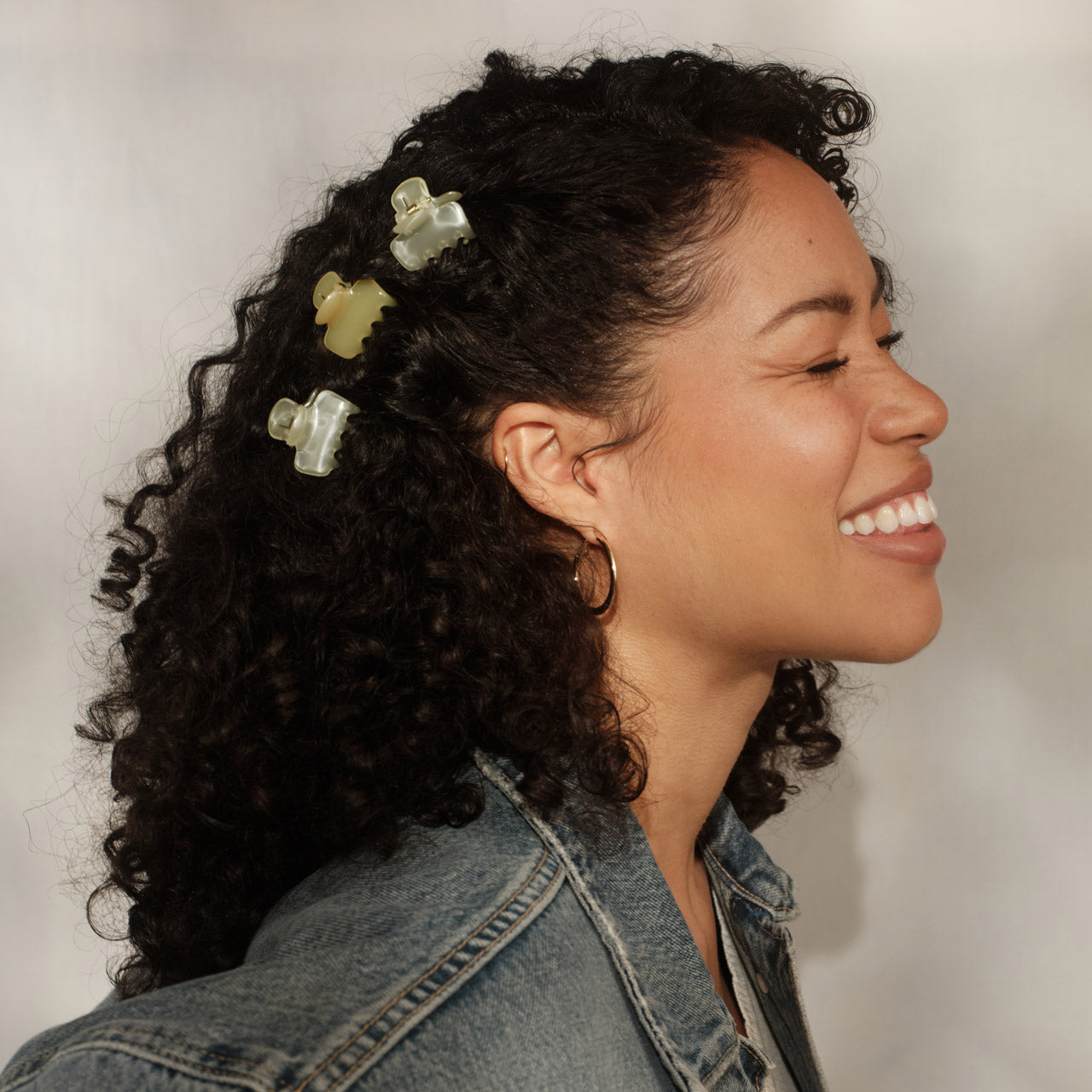 509259-CoastalCottage-MiniJellyCloudClips-8pc-PearlizedCream_ButterYellow-Model-6-1280x1280px.jpg