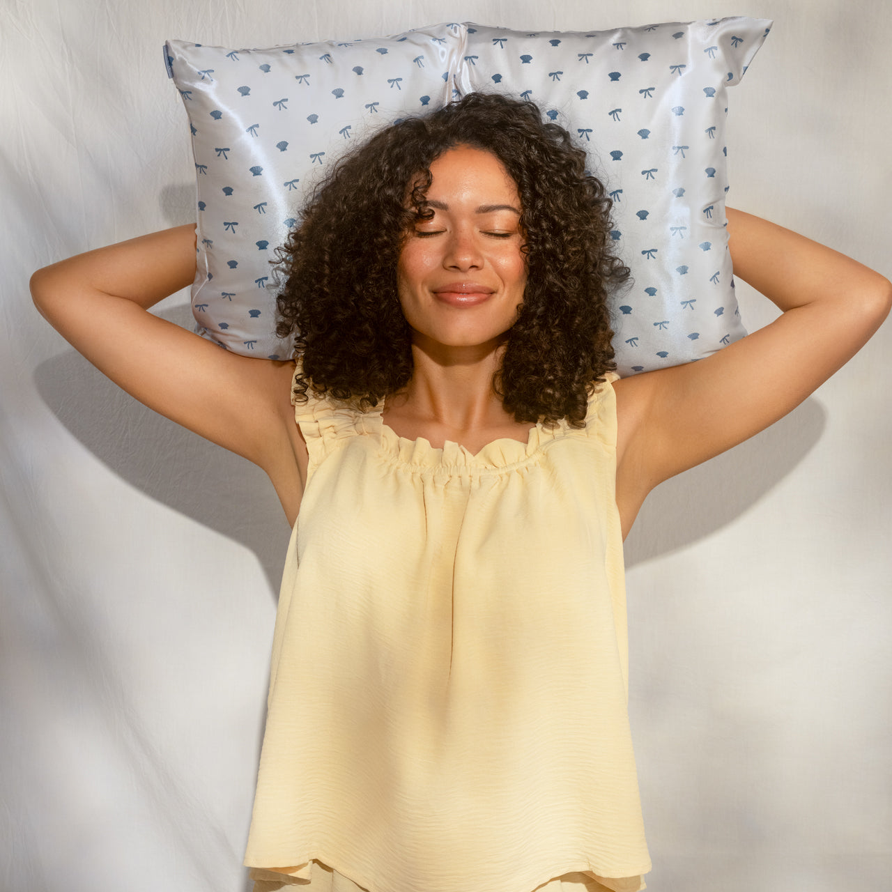 509525-CoastalCottage-StandardSatinPillowcase-PearlizedCream_CoastalBlue-Model-4-1280x1280px.jpg