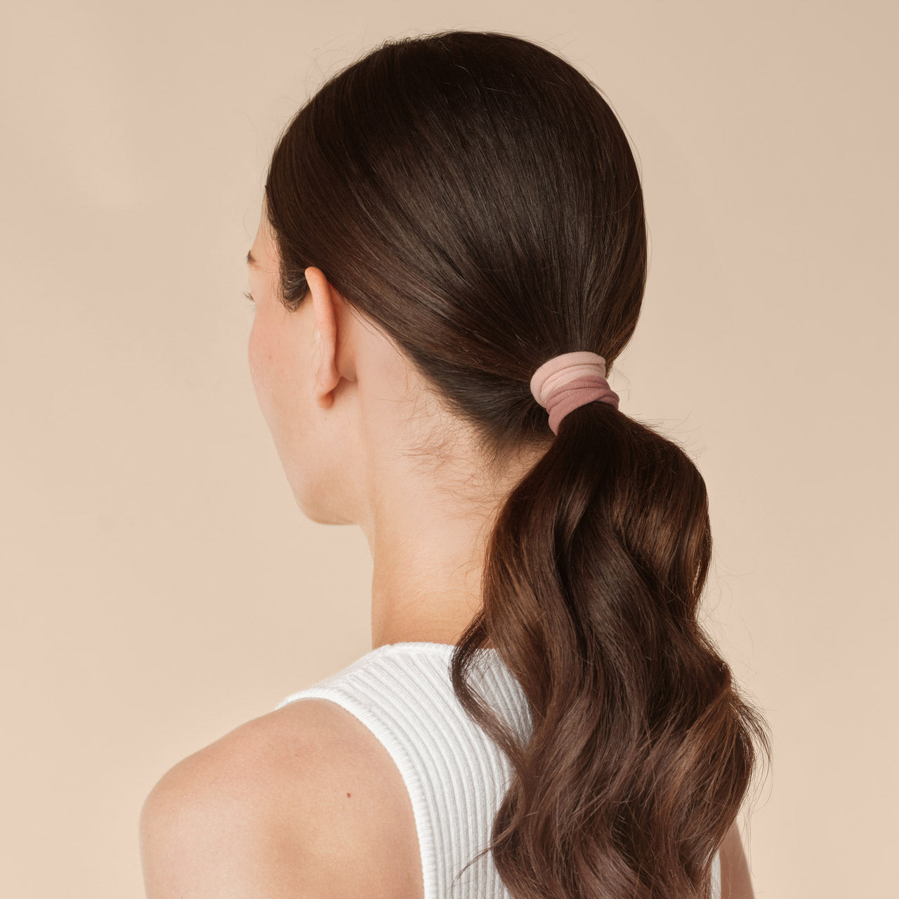 509624-RecycledFabric-SeamlessHairElastics-12pc-Hair-Rosewood-Model-2-1280x1280px.jpg