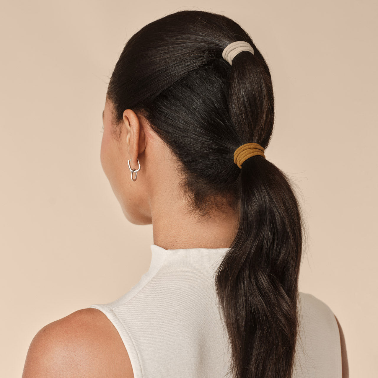 509631-RecycledFabric-SeamlessHairElastics-12pc-Hair-Sedona-Model-3-1280x1280px.jpg