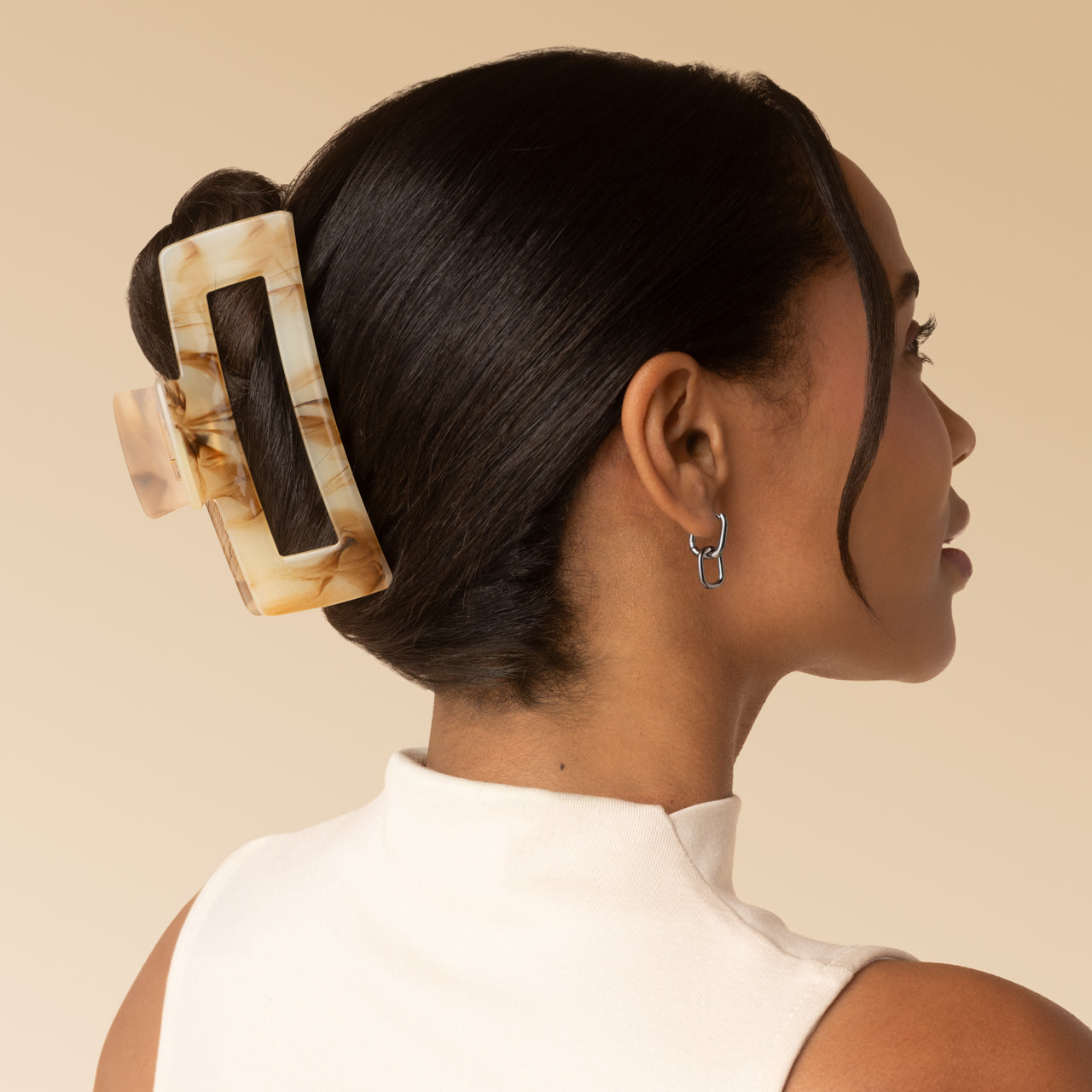 512730-RecycledPlastic-JumboOpenShapeClawClip-Hair-ChocolateMarble-Model-1280x1280px.jpg