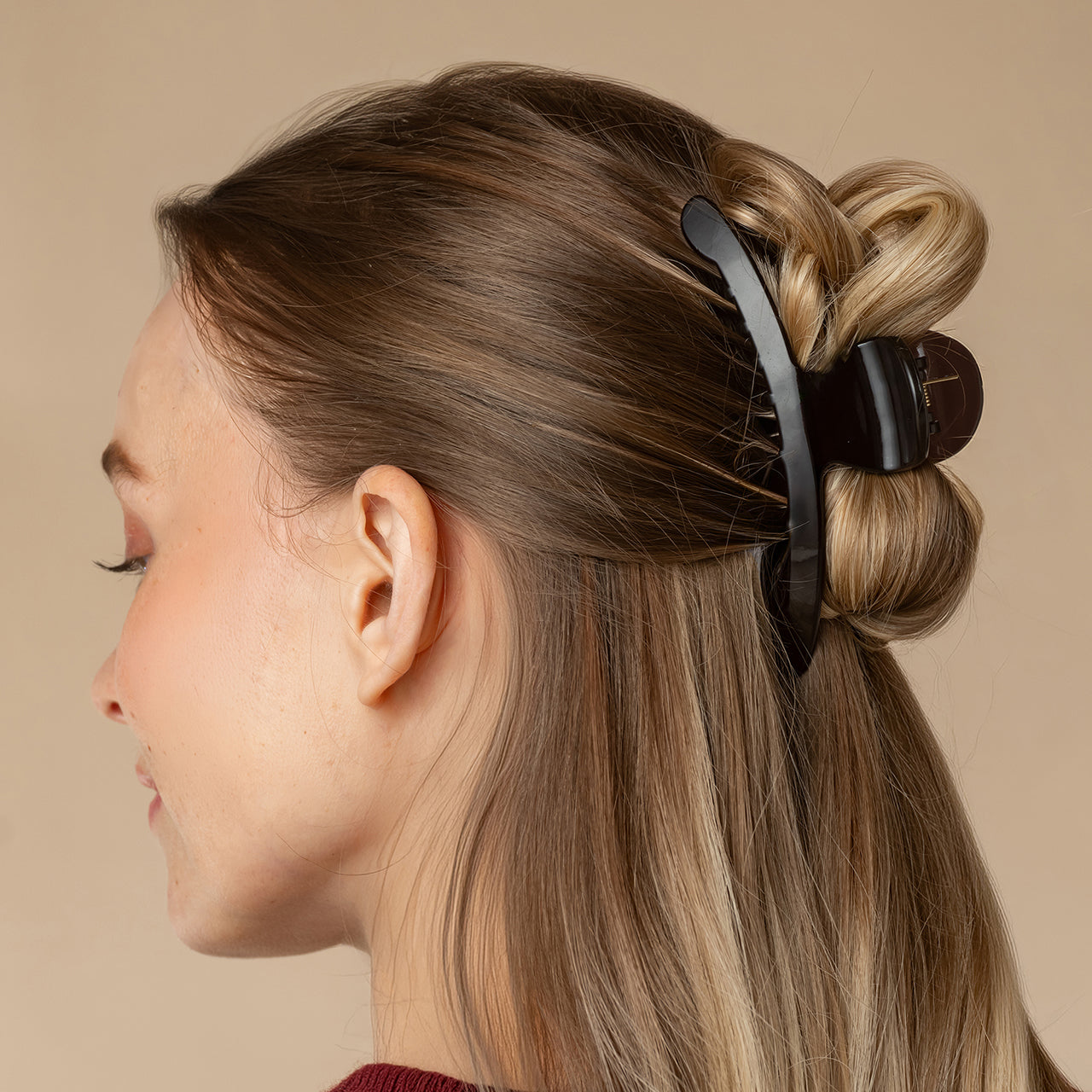 513003_Recycled_Plastic_Large_Arched_Clip_Black_model.jpg