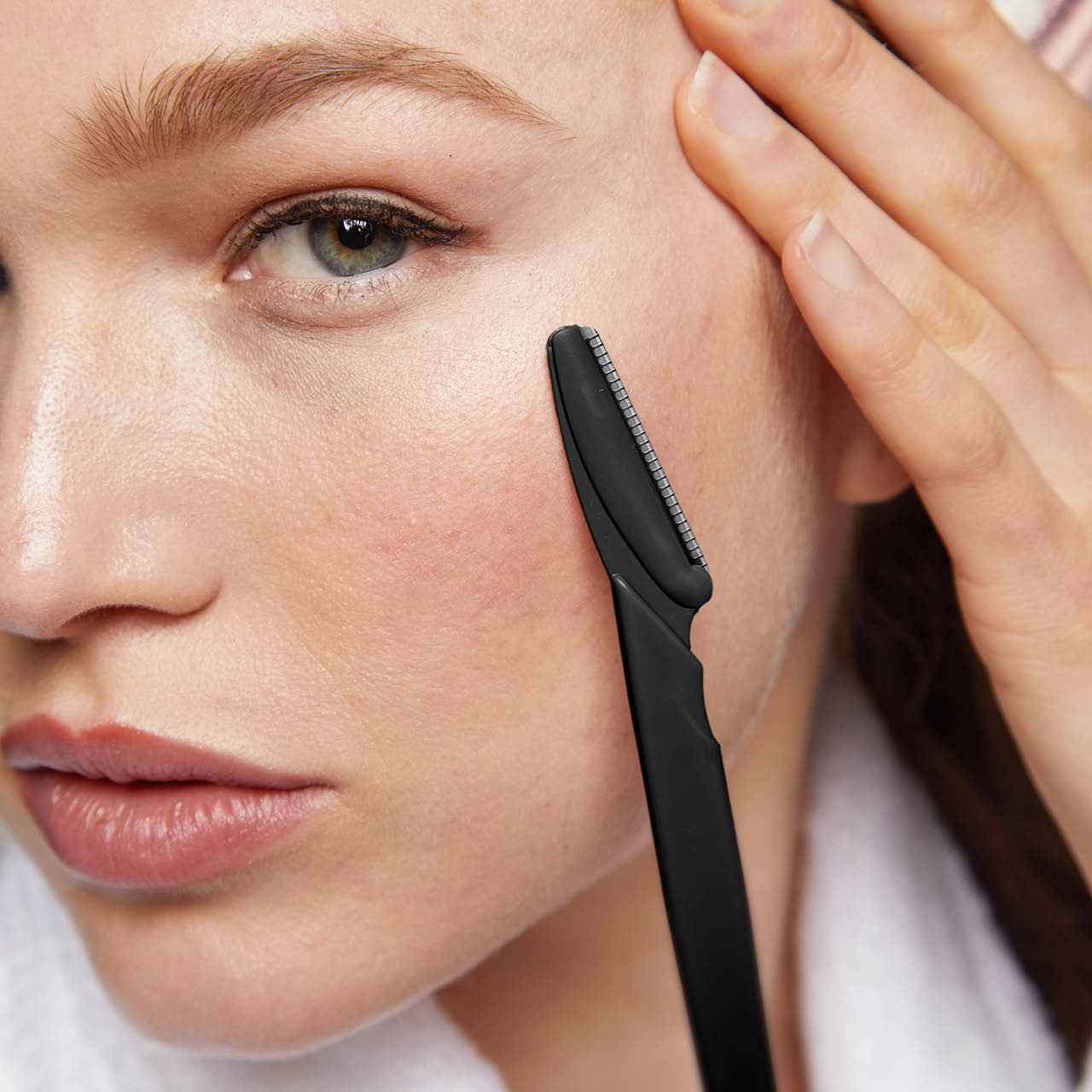 5454-Dermaplaner-12pc-KitschPro-Model-Black-2-1280x1280px-1.jpg