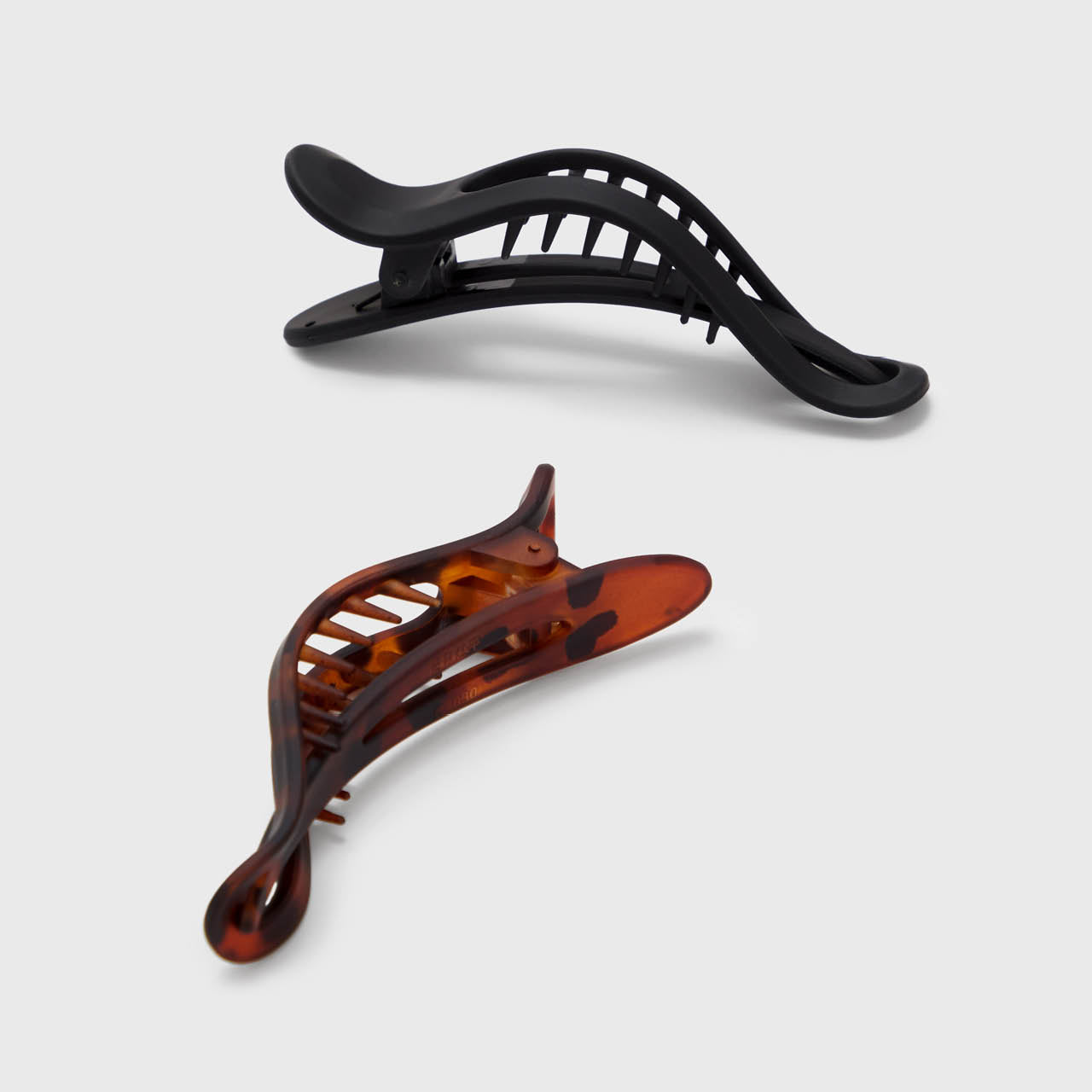 60008-Hair-recycled-plastic-flatLay-clawClip-2pc-curved-black_tort-2-1280x1280px.jpg