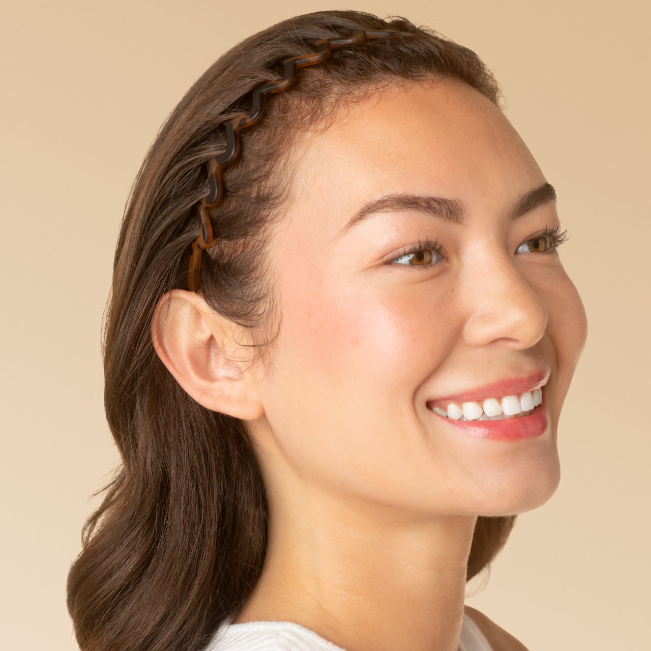 60145-RecycledPlastic-ZigZagHeadband-2pc-Hair-Black_Tort-Model-5-1280x1280px.jpg