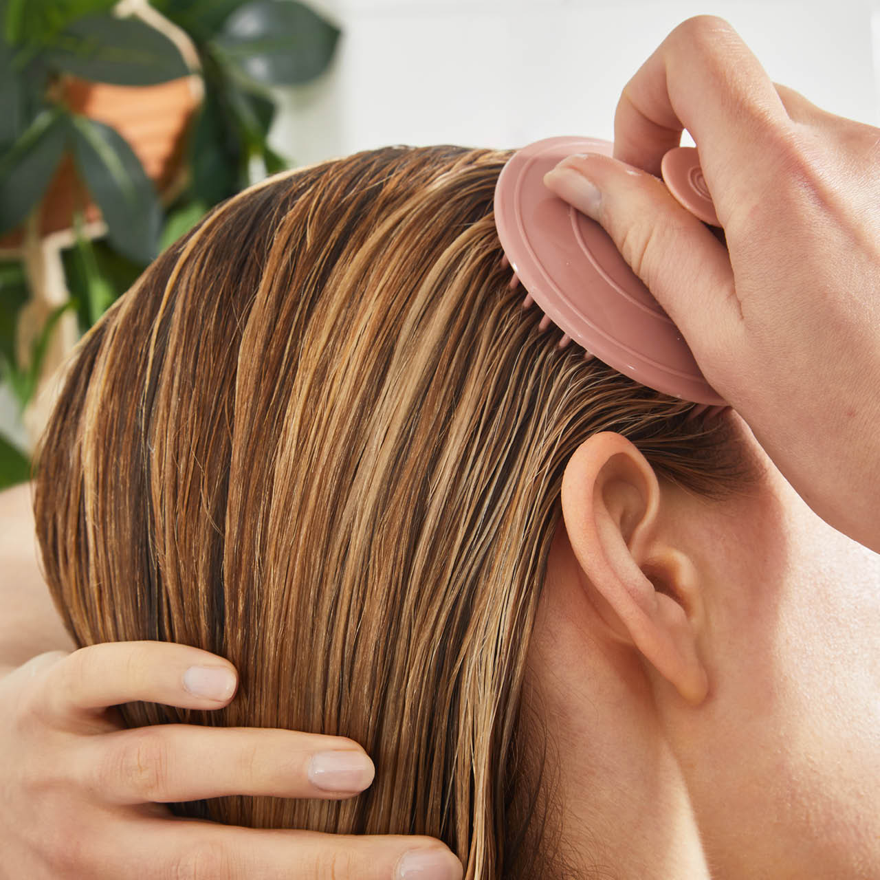 60633-62064-HairScalpOil_Exfoliator-Model-Cleanse-8-1280x1280px-1.jpg