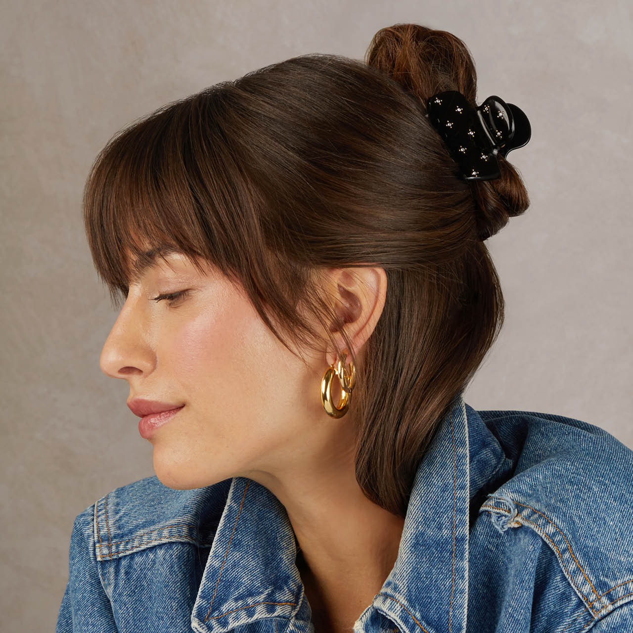 65966-RecycledPlasticRhinestoneMediumPuffyClawClip-1pc-Model-Hair-Black-1280x1280px.jpg