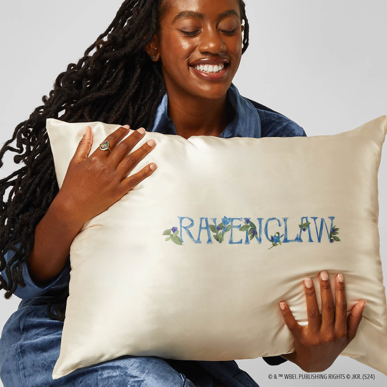 66635-66673-HarryPotterxKitsch-SatinPillowcase-Ravenclaw-Model-3-1280x1280px.jpg