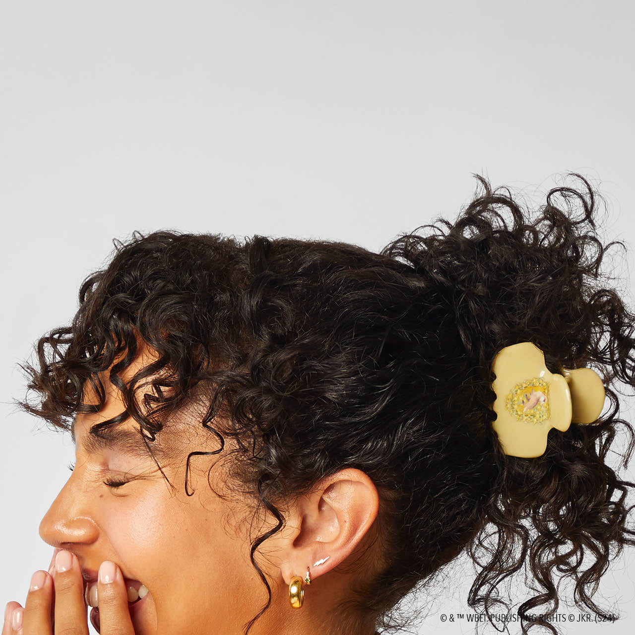 66703-HarryPotterxKitsch-RecycledPlasticClawClip-1pc-Hufflepuff-Model-2-1280x1280px.jpg