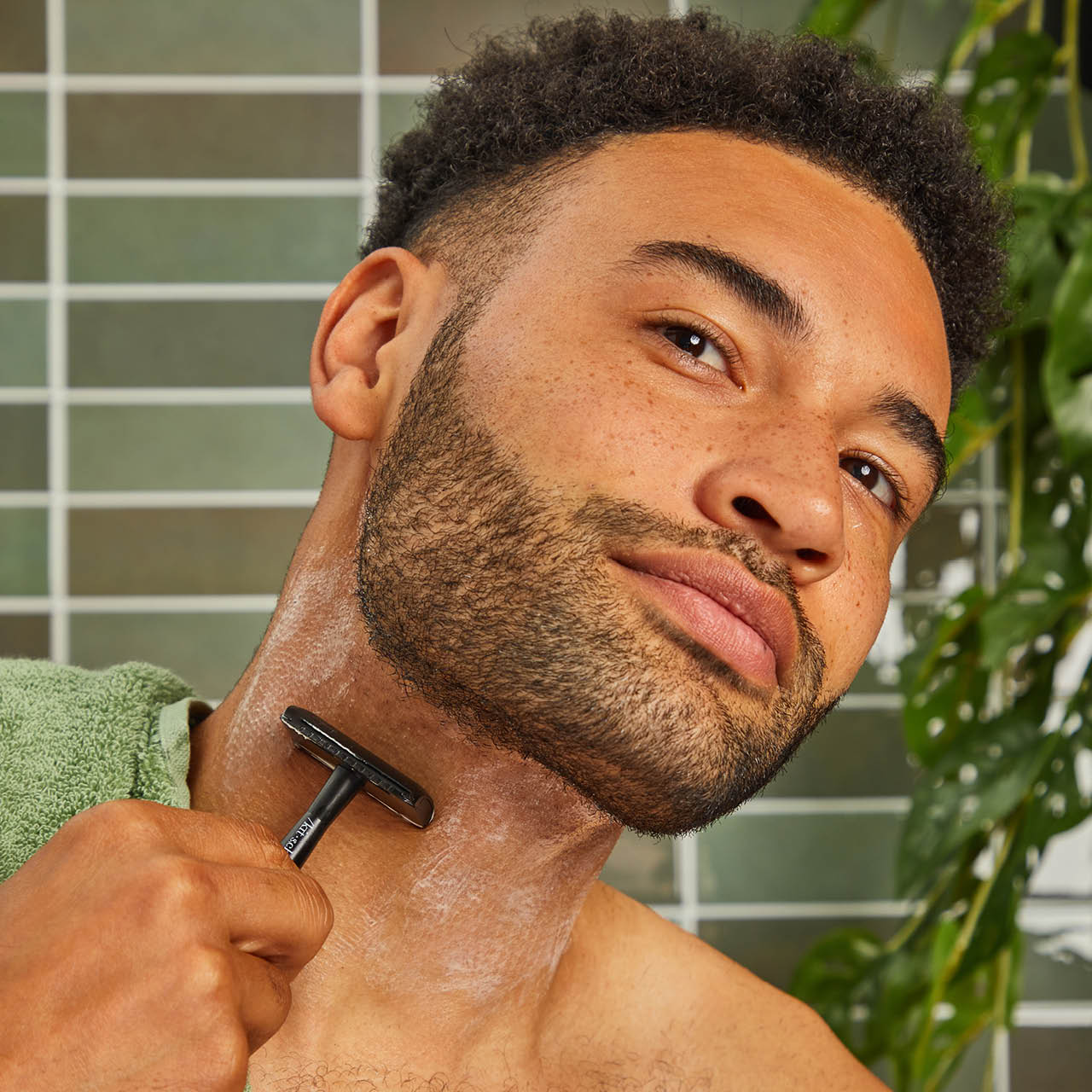 67014-67786-PerfectGlideSafetyRazor-Model-BottleFreeBeauty-Black-GenderNeutral-1280x1280px.jpg